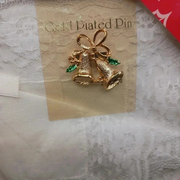 Greeting season's vtg handkerchiefs & gold plated tree & bells pin set of 3 - Picture 8 of 11